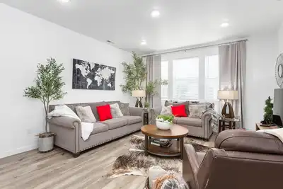Image de New 4-bdrm 2 1/2 bath townhome in Eagle with King Beds Pool WiFi 2 car Garage