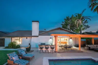 Image de Private Modern Home w Pool, Firepit & Bbq - Enjoy Az outdoor living at its best!