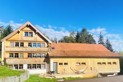 Image de Farmhouse in secluded location for 10 people with pool and hot tub & dogs welcome