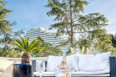 Image de Deux pièces idéal avec grande terrasse et parking