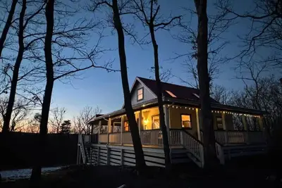 Image de Mountaintop 2-bedroom cabin with outdoor soaking tub, Starlink, firepit, hammock