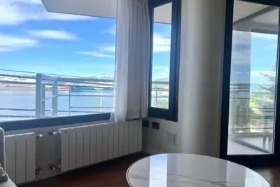 Image de 2 rooms with a view of the channel and a balcony.