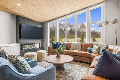 Image de Luxury 4br + Hot Tub, Mtn Views | 10Min Walk to Dt