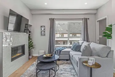 Image de New 3br w/ Mountain Views Near Dt | Hot Tub & Pool