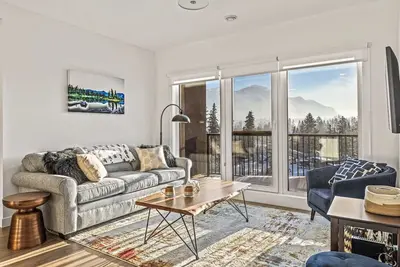 Image de Mountain & River View | 3br Penthouse in Golden
