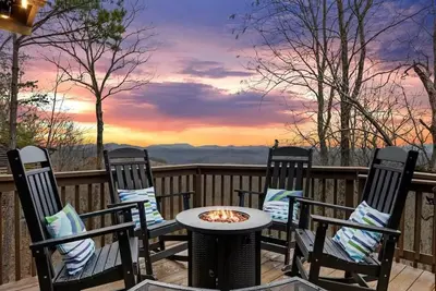 Image de Escape to our luxe, pet-friendly Blue Ridge cabin—sleeps 14 with top amenities!