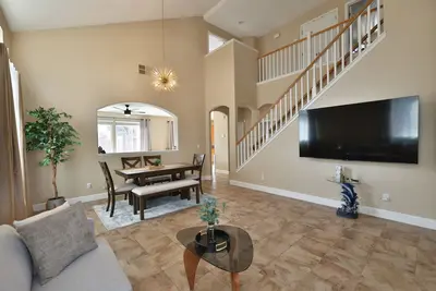 Image de Beautiful 4Beds/3Baths Downtown Home in West Sacramento