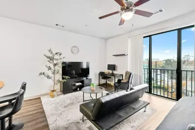 Image de Chic Urban Living: Studio with Pool Access 31