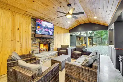 Image de Fire Pits + Gazebo: Lakefront Escape in Terry!