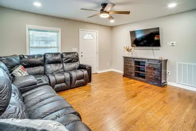Image de Home 14 Mi to Highpoint Health w/ Fenced Yard!