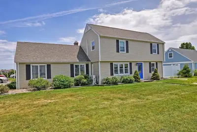 Image de In 2026, Only 3 Weeks Avail-Spacious 5-bdrm Private Backyard, Free Beach Parking