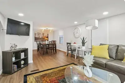 Image de Eastside Cozy Getaway in East Rochester