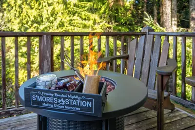 Image de Seabrook Beach Cabin - Dog Friendly + Private Hot Tub + Walk to Town & Ocean