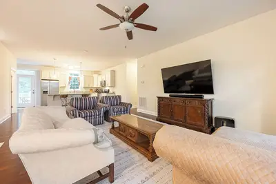 Image de Short walk to Downtown and Lane Stadium!