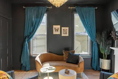 Image de The Deco Lounge: Parking, Patio & Luxe Style. Get your Gatsby on!