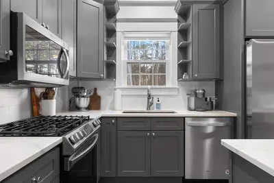 Image de 1900s Modern Comfort Meets Timeless Elegance