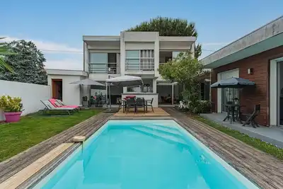 Image de Villa d architecte exposée sud avec jardin et piscine, proche du golf Phare de Biarritz
