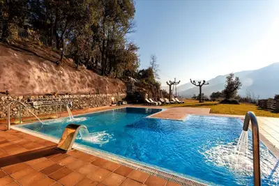 Maison \"Can Xera\", avec vue sur les montagnes, piscine privée, terrasses, climatisation et Wi-Fi.