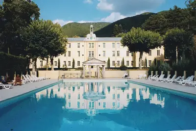 Image de Appartement d'Exception au Château des Gipières : Jardin Privé, Piscine, Vue sur le Mont Ventoux
