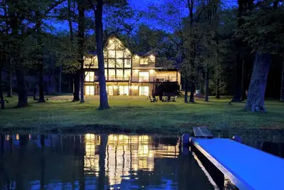 Image de New Construction! 7 bedroom luxury lakefront home in golf neighborhood!