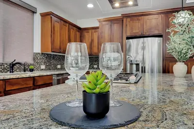 Image de Encanterra 55+ Luxury Living! Firepit! Amenities Galore