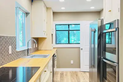 Image de Charming 2-bedroom Townhome, Chefs kitchen, downtown 15 minutes away,