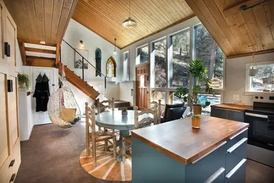 Image de Charming 2-bedroom cabin with WiFi and Ac in lovely Evergreen