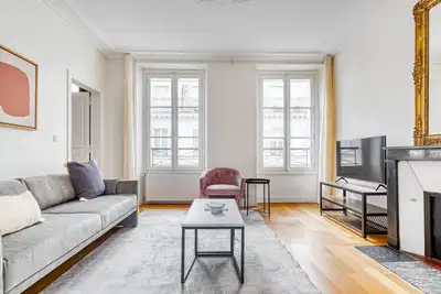 Image de Blueground | Champs Elysées, office, furnished