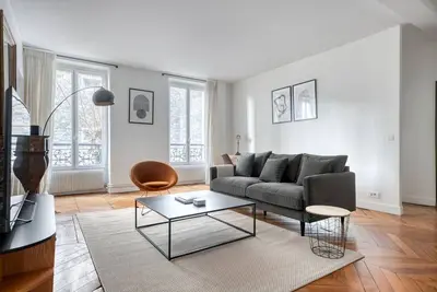 Blueground | Bastille, facing garden, nr Le Marais