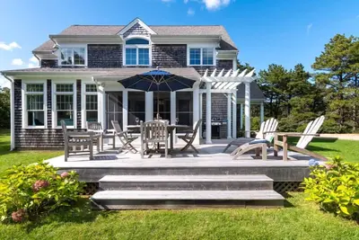 Image de Tranquil and Centrally Located West Tisbury Home