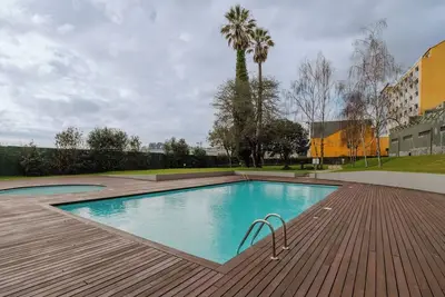 Image de HostWise - Elegant Riverfront Flat | Pool and Sports