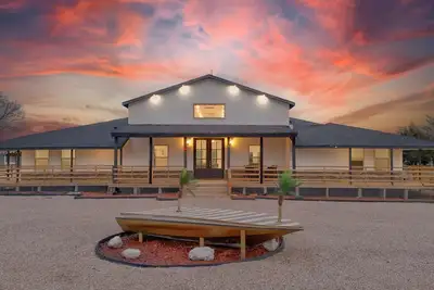 Image de Luxurious Sailer Ranch Resort in North Dallas w/ Sports Area & Games