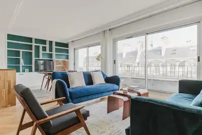 Blueground | Ternes, move-in-ready + furniture