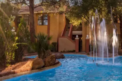 Image de Las Vegas Flamingo Deluxe 1br villa 691 sf with Kitchennette, WiFi in Las Vegas