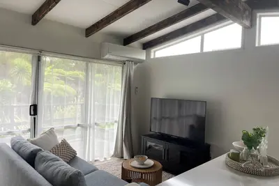 Newly renovated one bedroom house near beaches, shopping and great schools