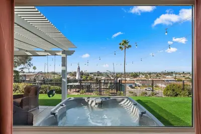 Image de Kid Friendly! Water Views, Rooftop Deck & Hot Tub!