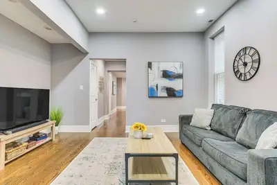 Image de 5 Mi to Dtwn: Ukrainian Village Apartment!