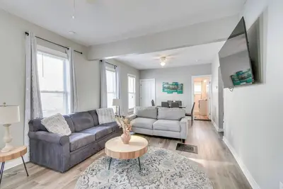 Image de 2 Mi to Dtwn: Syracuse Gem w\/ Screened Porch