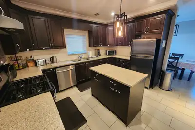 Image de Luxury 4-bedroom/2. 5bath house, in quiet Burnaby, close to Buses/Metro.