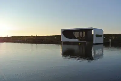 Image de \"Romantic houseboat 'TinyFloat' on the IJsselmeer - pure relaxation! \"