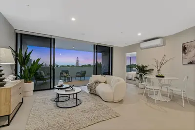 Image de Luxe 3br Waterfront Apartment – Pool, Gym & Views!