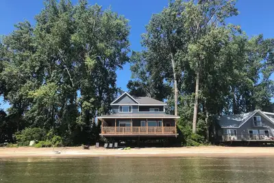 Image de Newest Pelee Island Lakehouse - your beach holiday now with wifi.