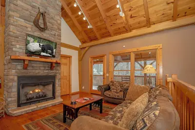 Image de 🐻 Big Bear Bridge Retreat🌲Creek, Hot Tub, Secluded & Game Room