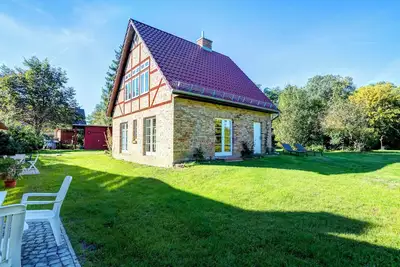 Image de House in the middle of the garden by the swan pond