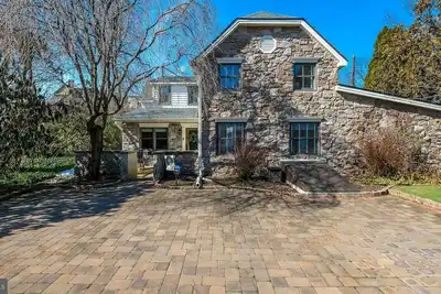 Image de Exquisitely renovated Doylestown Borough historic home