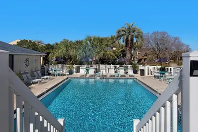 Image de Pool, Pickleball, Beach Access + Monthly Specials