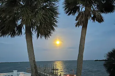 Image de Waterfront, 3 bedroom, original 1941 wood, fishing camp, with a deck\/dock