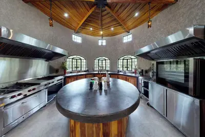 Image de All Inclusive 5 Day Rejuvenation Retreat 7-bedroom castle in Playa Hermosa