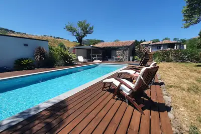 Image de Verchière: Piscine chauffée et terrasse avec vue campagne