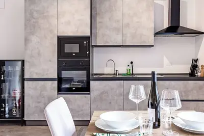 Image de Logement Moderne | WiFi, Check-in Auto, Vue Montagne, Travail & Relax